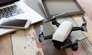 en drone ved siden av en PC og et nettbrett