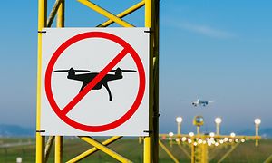 flyplass-landingsstripe med drone forbudt-skilt