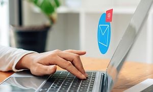 Digital opprydding - en hånd over et tastatur og et e-post ikon