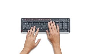 Person som skriver på et Contour Balance-tastatur