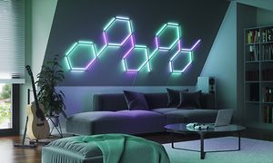 Nanoleaf Lines i stue på skråvegg