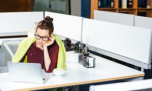 Kvinner som sitter med et teppe på et kontor