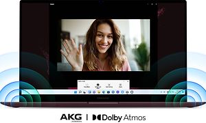 Galaxy Book2 Pro 360 med kvinne som har videomøte