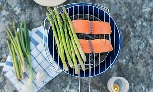 fisk og asparges på en grill