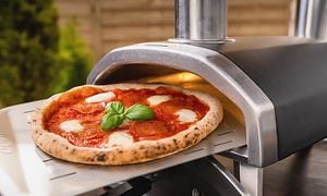Pizzahalvveis inne i en pizzaovn