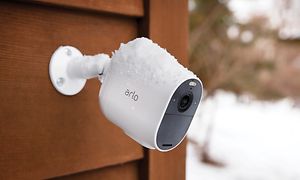 Arlo Essential-kamera med snø på
