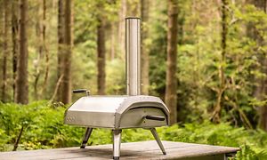 Pizzaovn på et bord ute i naturen