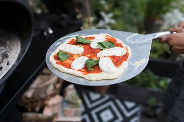pizza med mozzarella og tomatsaus