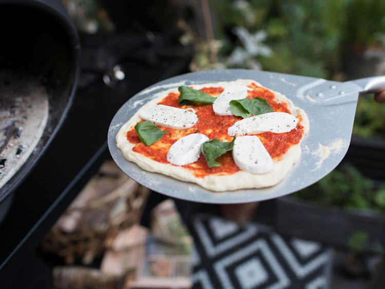 pizza med mozzarella og tomatsaus