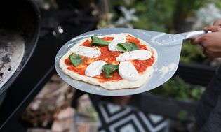 pizza med mozzarella og tomatsaus
