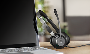 Jabra Evolve2 30 ved laptop