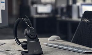 Jabra Evolve2 65 ved tastatur
