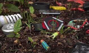 Elektronikk og batterier forsøpler naturen