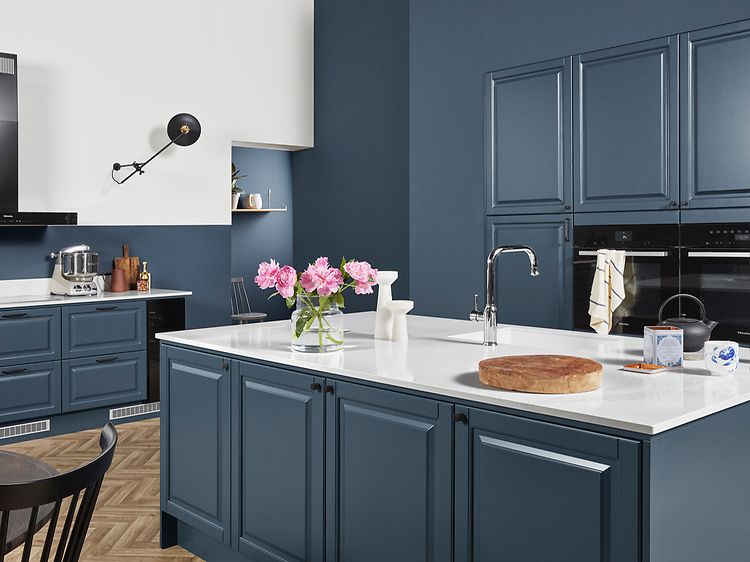 Heritage Blue Grey kjøkken med Silestone Calcatta Eternal Gold benkeplate