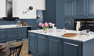 Heritage Blue Grey kjøkken med Silestone Calcatta Eternal Gold benkeplate