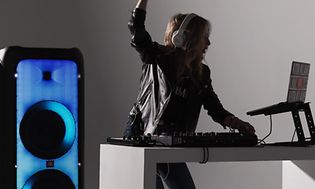 JBL-partyhøyttaler og DJ