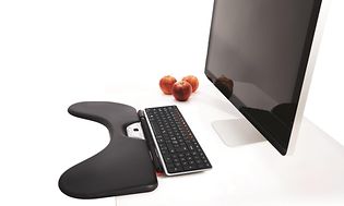 Contour RollerMouse og tastatur ved siden av en PC-skjerm