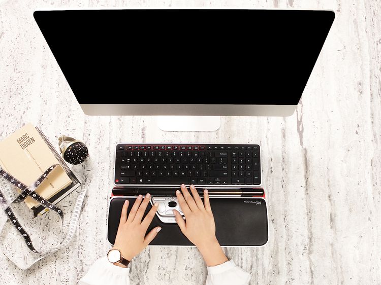Person som jobber med Contour tastatur og RollerMouse