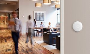 Airthings Wave Plus festet til veggen på et kontor