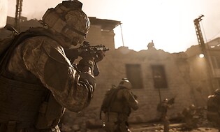Skjermdump fra Call og Duty- spiller sikter på fienden på taket