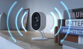 arlo-essential indoor camera med sirene