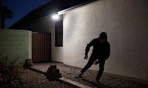 Tyv lusker i lyset fra Arlo Floodlight-kamera