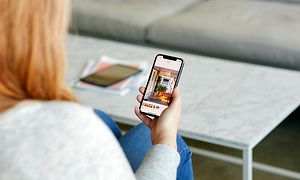 Kvinne ser på mobile