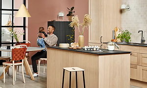 mann og baby sitter i et Shaker Natural Oak kjøkken fra epoq