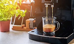 Espressomaskin som lager kaffe i en kaffekopp