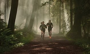 To personer løper i skogen