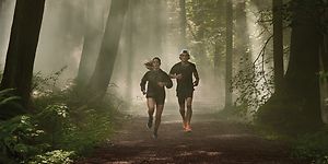 To personer løper i skogen