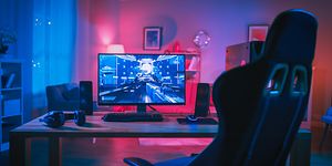 Gaming setup med PC og stol