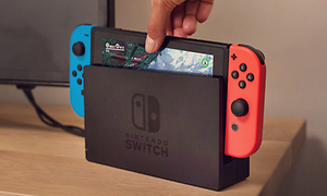 Nintendo Switch montert i dockingstasjon for tv-modus