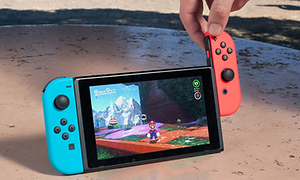 Nintendo Switch i bordmodus med joycon som festes på siden