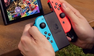 Nintendo Switch håndholdt med to joy con-kontroller
