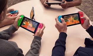 Nintendo Switch Lite fire mennesker spiller sammen med håndholdte enheter