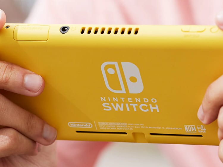 Person holder gul Nintendo Switch Lite
