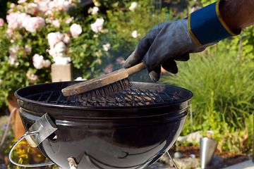 Rensing av grill med en børste