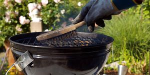 Rensing av grill med en børste