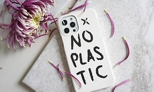 Mobildeksel med teksten "no plastic"