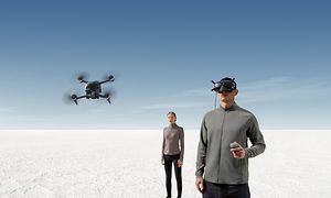 Et par flyr en DJI FPV i en ørken