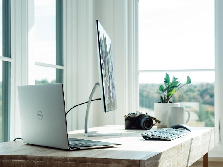 Laptop tilkoblet skjerm med keyboard