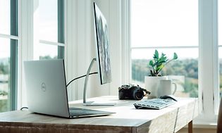 Laptop tilkoblet skjerm med keyboard
