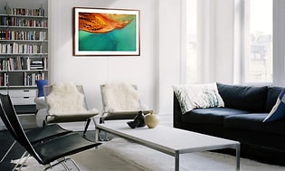 Moderne stue med Frame TV som ser ut som en bilderamme