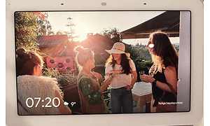 google nest viser bilde av kvinner på fest i motlys med drinker