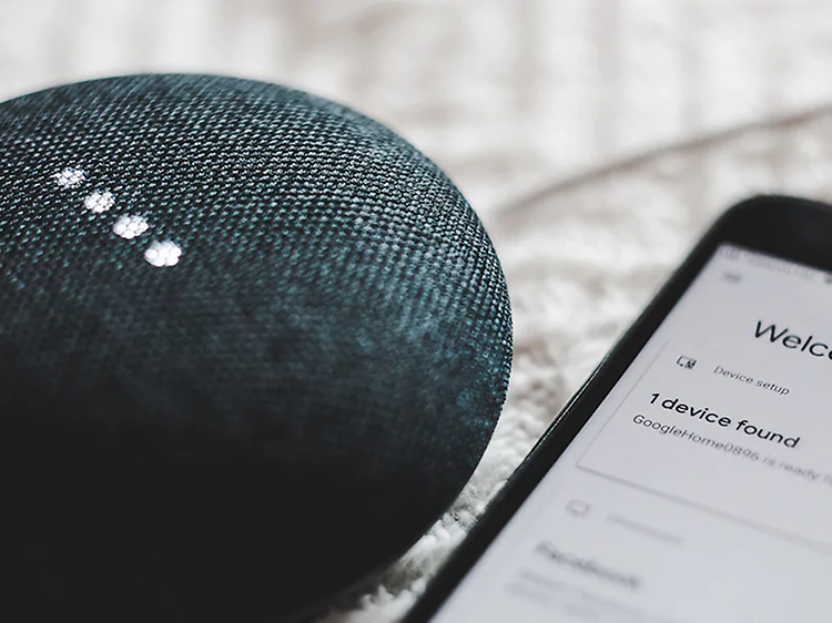 Google Home Mini og smarttelefon på bord