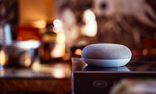 Google Home Mini plassert i et hjem