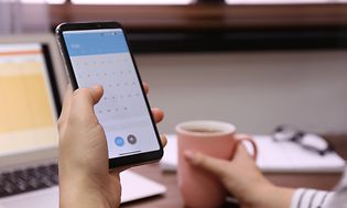 Smarttelefon med kalender på skjermen