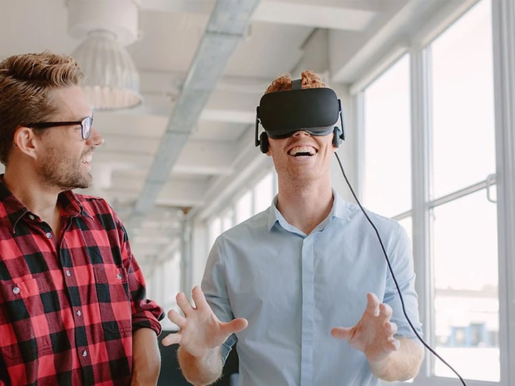 To venner prøver VR-briller