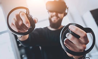Mann spiller med VR-briller
